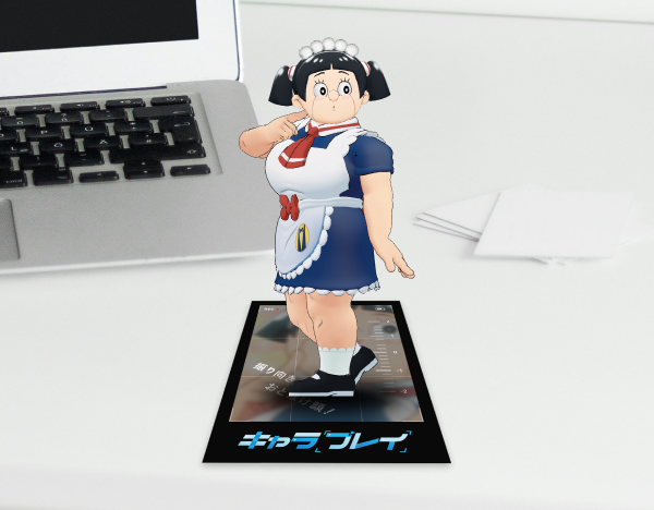 노트북과 피규어 데스크 씬 이미지